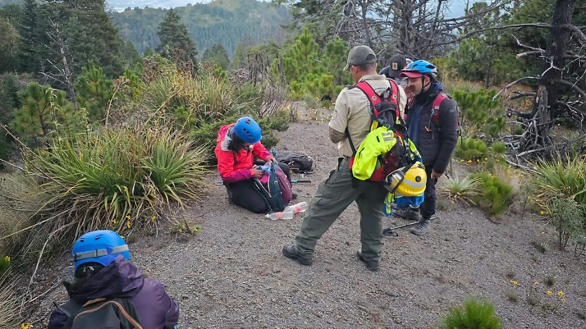 Rescatan a personas en el Nevado de Colima